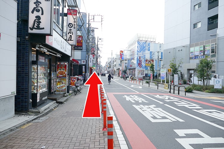 02道なりに直進します。