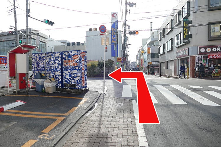 03最初の信号を左に曲がります。