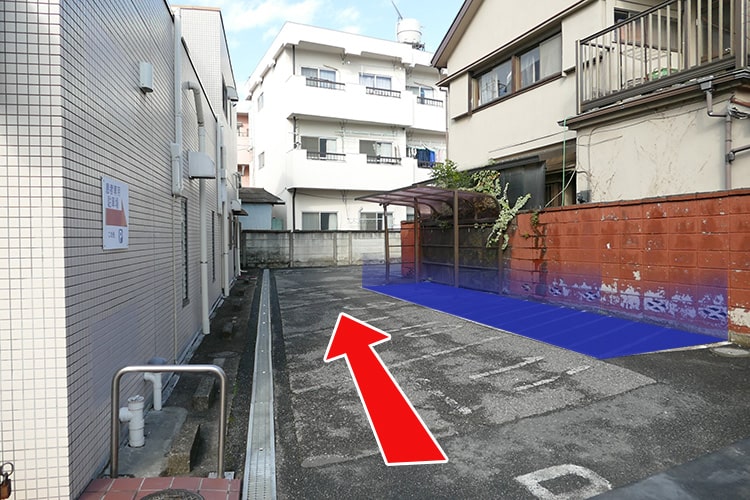 03「駐輪場」は青枠の箇所。更に奥に「駐車場」が4台分あります。